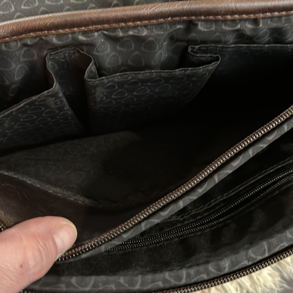 90โs Style VTG ยปLiz Claiborneยป Chocolate Genuine Leather Crossover Shoulder Bag - Picture 6 of 16